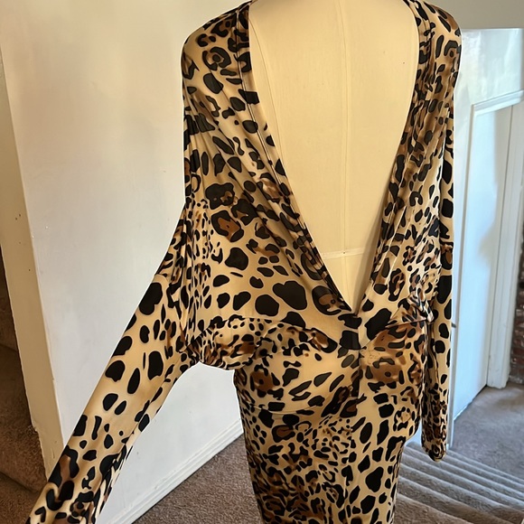 elegant backless dress - Picture 4 of 5